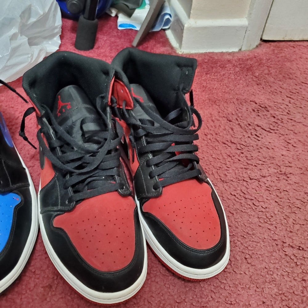 Red Jordan 1 Mid's